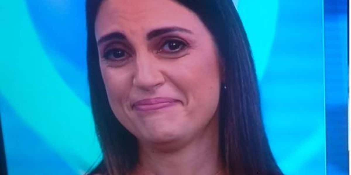Chris Flores se emociona no SBT. Foto: Reprodução/Internet