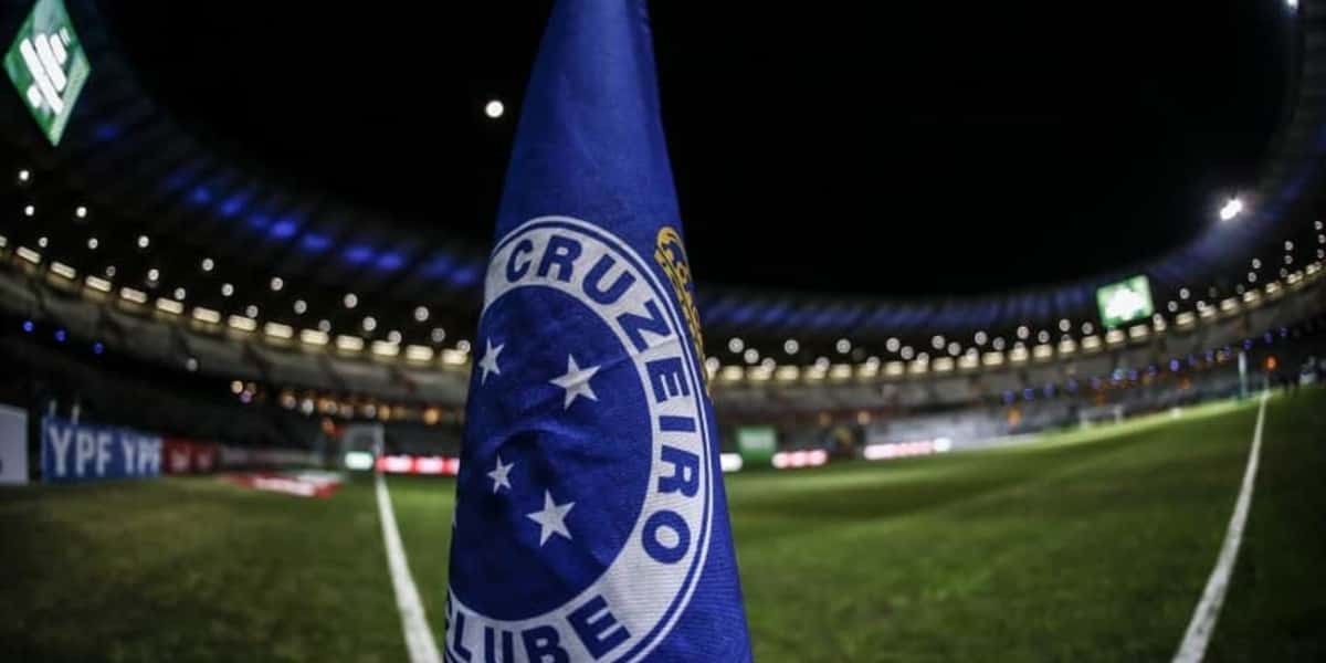 Bandeira do Cruzeiro no campo (Foto: Reprodução/ Internet)