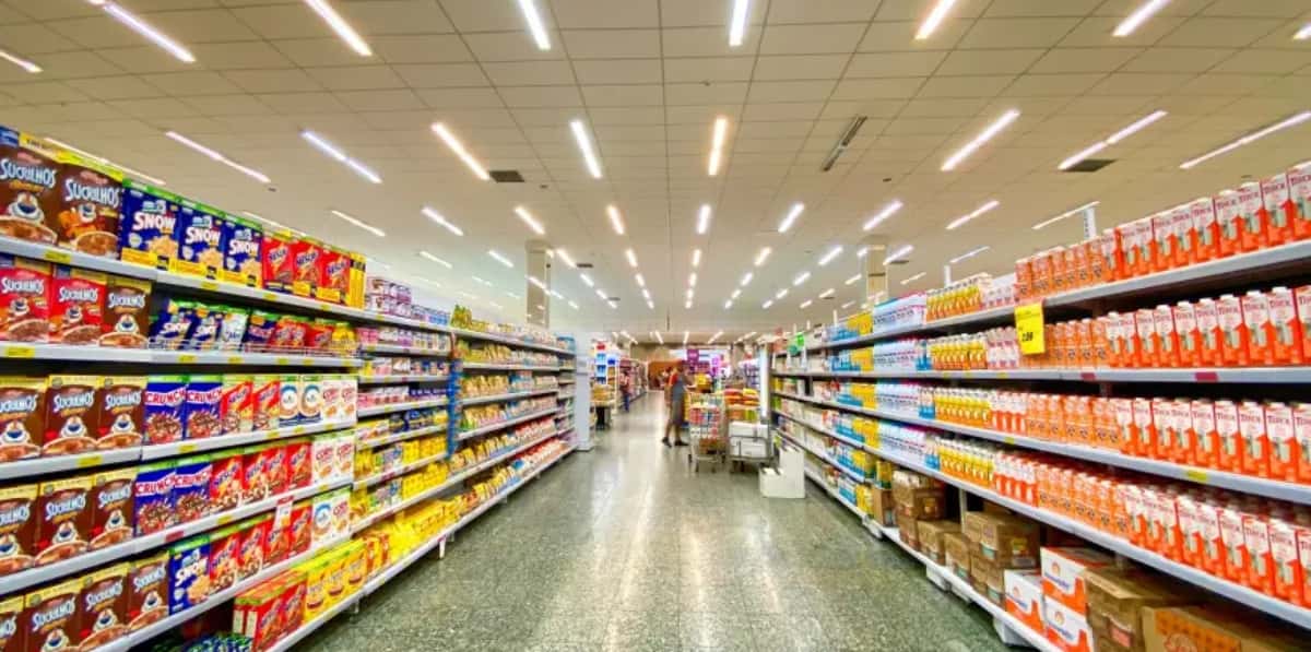 Produtos semelhantes possuem muitas diferenças no mercado (Foto: Nathália Rosa/Unplash)