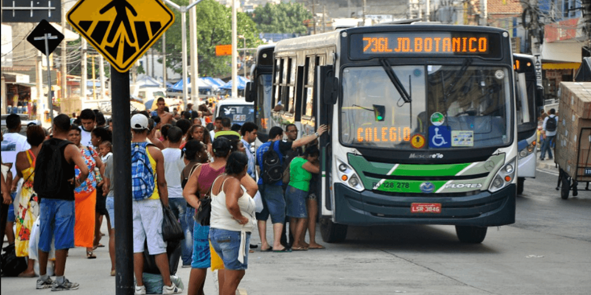 Pessoas em parada de ônibus. (Foto: Mariana Gil/ WRI Brasil)