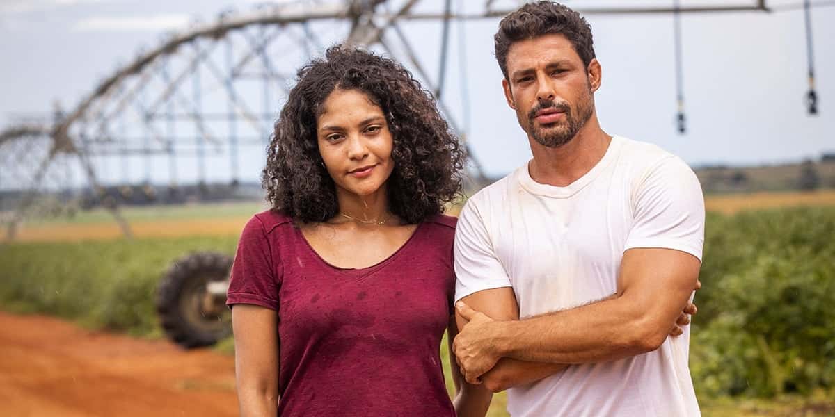 Aline (Bárbara Reis) e Caio (Cauã Reymond) em "Terra e Paixão" (Foto: Divulgação/TV Globo)