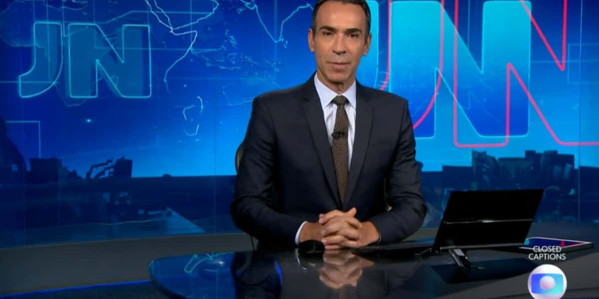 César Tralli entra às pressas no Jornal Nacional com notícia sobre o INSS (Foto: Reprodução/ Internet)