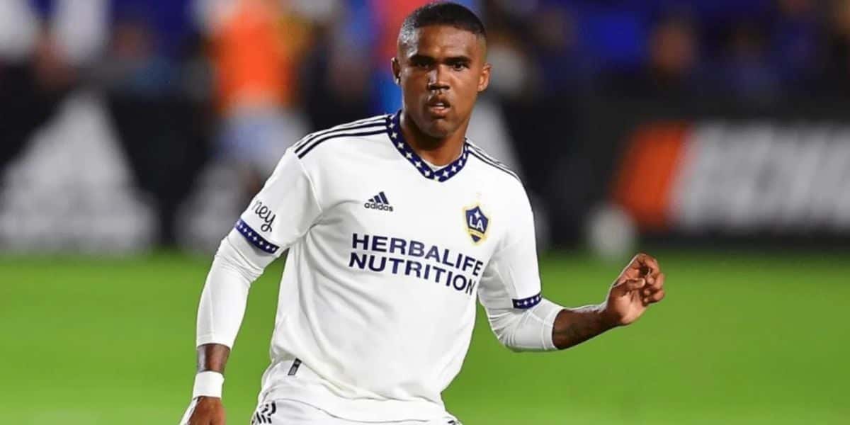 Douglas Costa - (Foto: Internet)