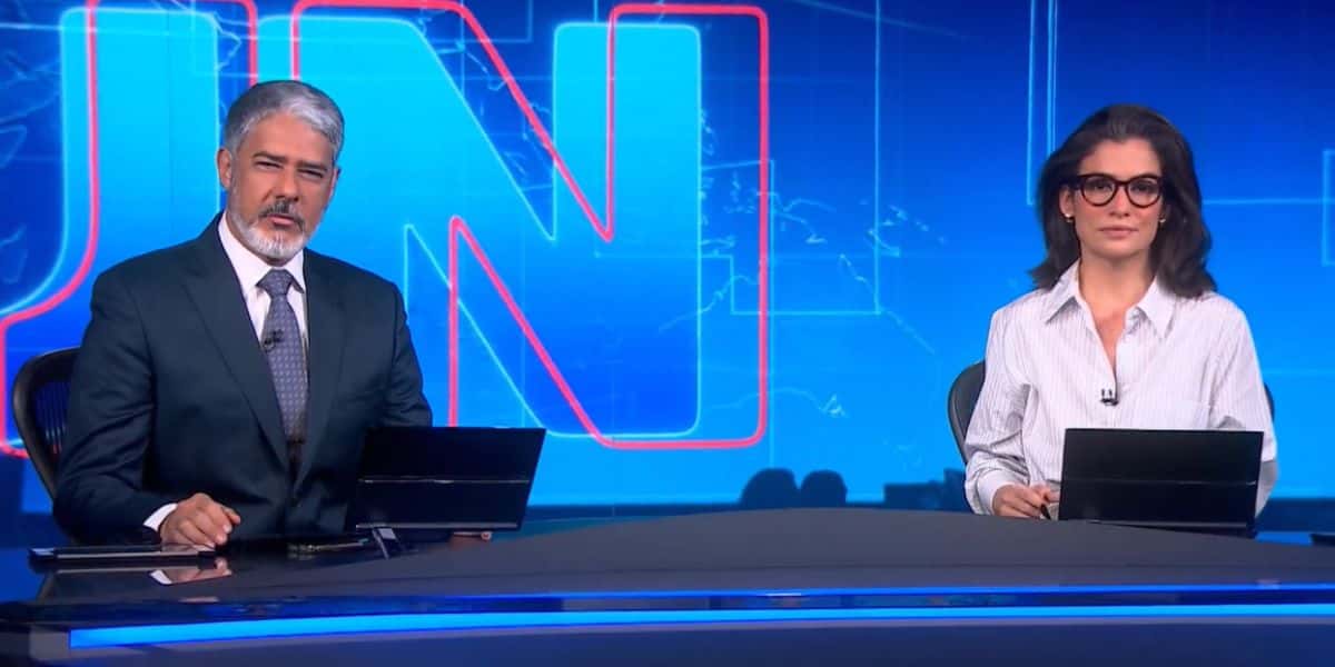 William Bonner e Renata Vasconcellos na bancada do Jornal Nacional (Foto: Reprodução / TV Globo)