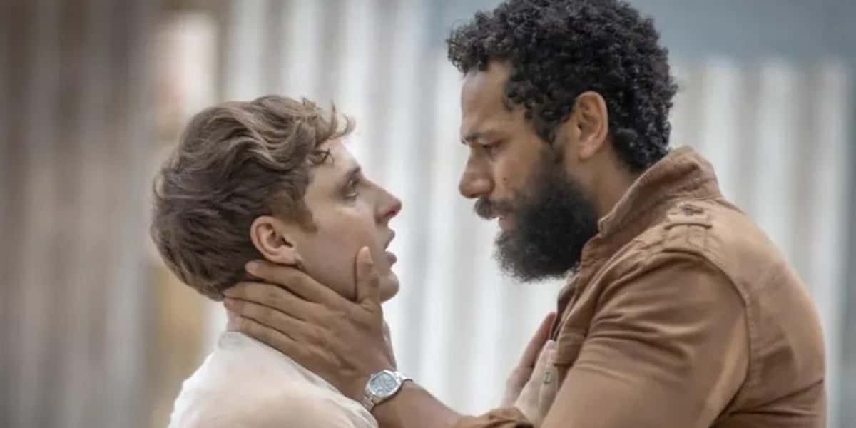 Kelvin (Diego Martins) e Ramiro (Amaury Lorenzo) em "Terra e Paixão" (Foto: Reprodução/TV Globo)