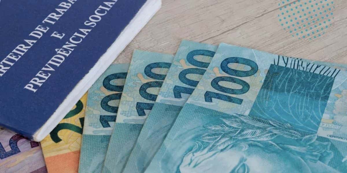 Carteira de trabalho e dinheiro (Foto: Reprodução / Internet)