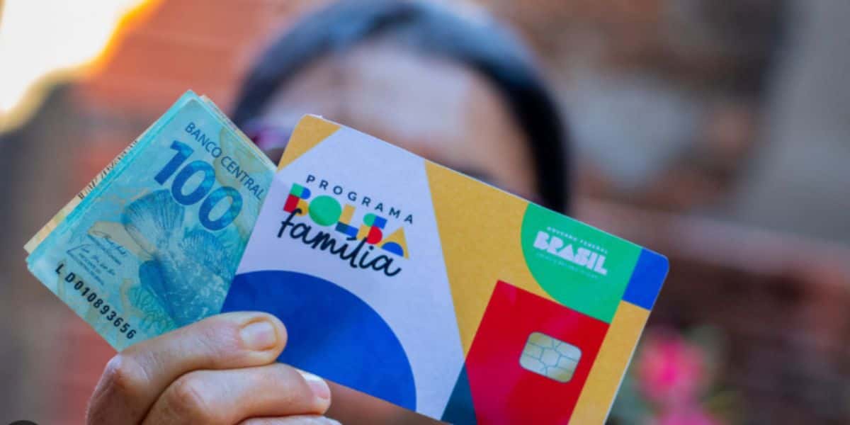Cartão do bolsa família e dinheiro - Foto: Reprodução