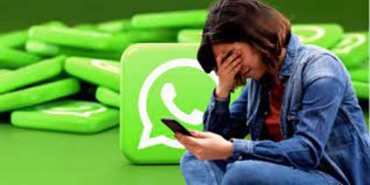 WhatsApp e mulher triste (Foto Reprodução/Montagem/Tv Foco)