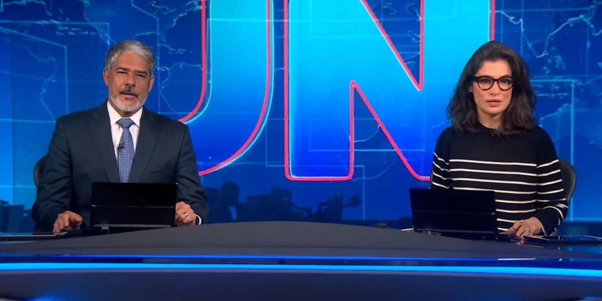 William Bonner e Renata Vasconcellos ao vivo no Jornal Nacional (Foto: Reprodução / TV Globo)