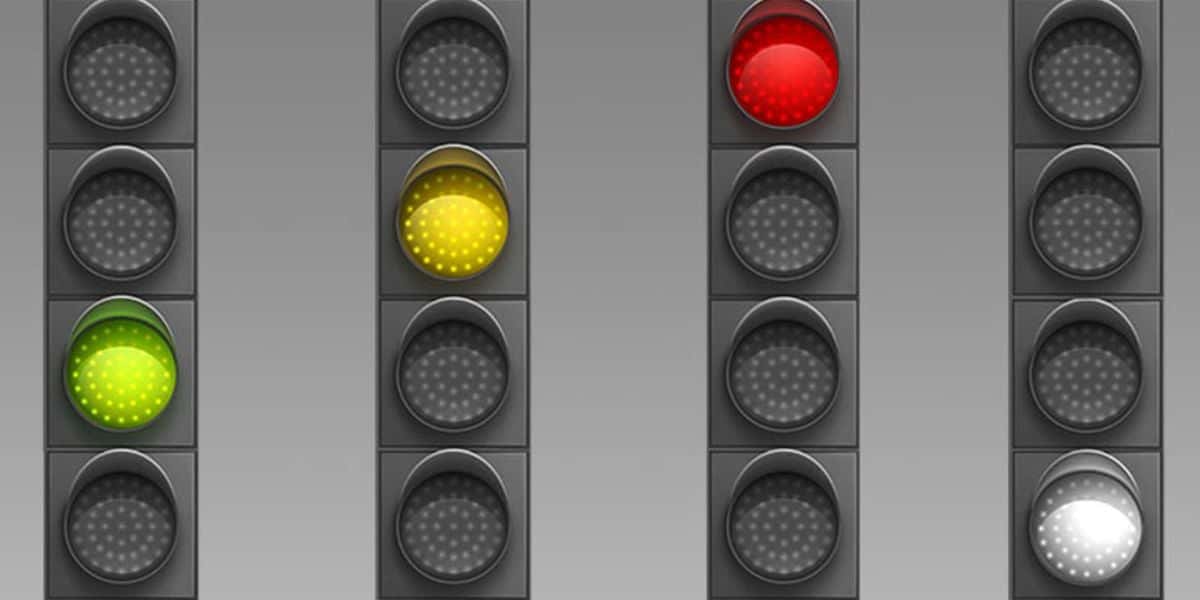 Semáforo com 4 cores cai como bomba (Reprodução: Internet)