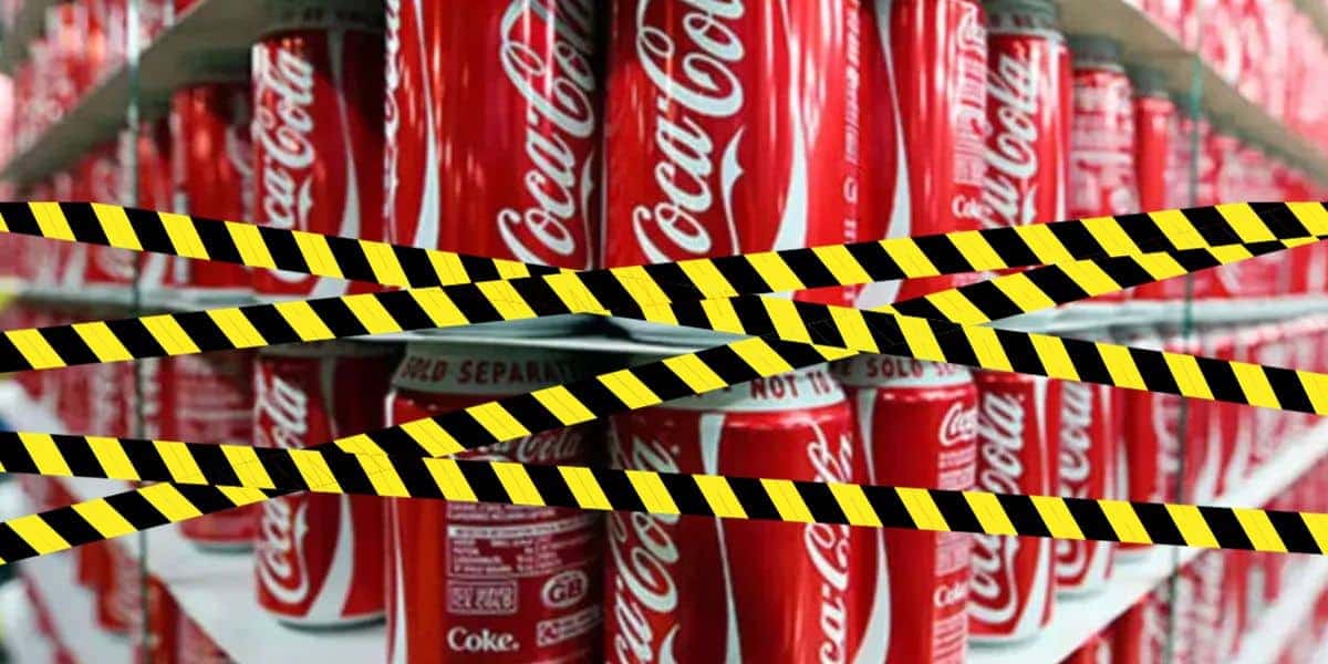 Corpo estranho é encontrado na Coca-Cola - Montagem TVFOCO