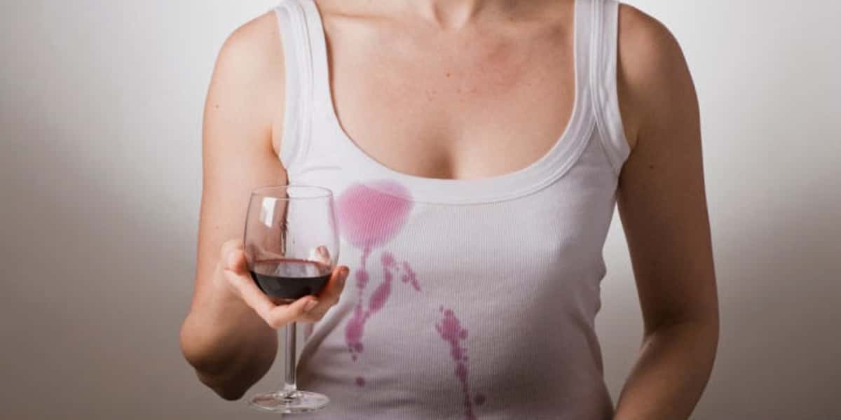 Mancha de vinho em roupa (Foto: Reprodução, Freepick)