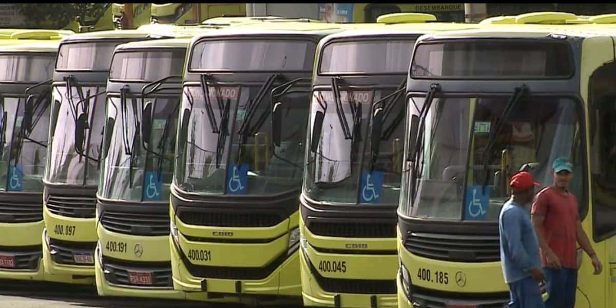 Ônibus parados (Foto: Reprodução / Globo)