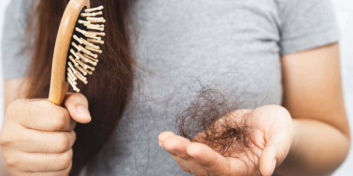 Queda de cabelo é uma grande preocupação das mulheres na menopausa (Foto: Reprodução/ Internet)