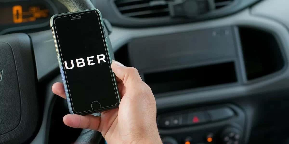 Pessoa segurando aplicativo Uber (Foto: Reprodução - Olhar Digital)