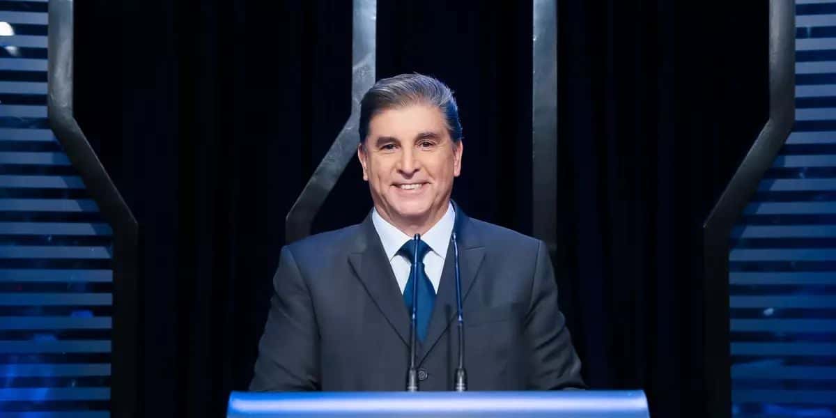 Carlos Nascimento intermediou os debates eleitorais no canal de Silvio Santos em 2022 (Foto: Divulgação / SBT)