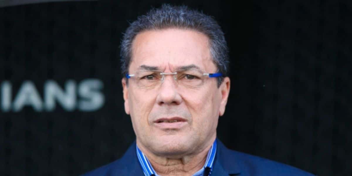 Vanderlei Luxemburgo assina contrato - Foto | Reprodução: Marcello Zambrana