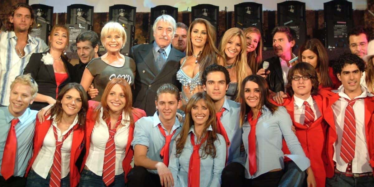 Enrique Rocha, o León Bustamante, com o elenco de Rebelde (Foto: Divulgação / Televisa)