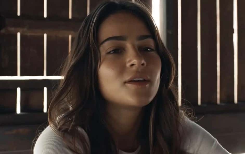 Sandra (Giullia Buscacio) em Renascer (Foto: Reprodução / Globo / Montagem TV Foco)