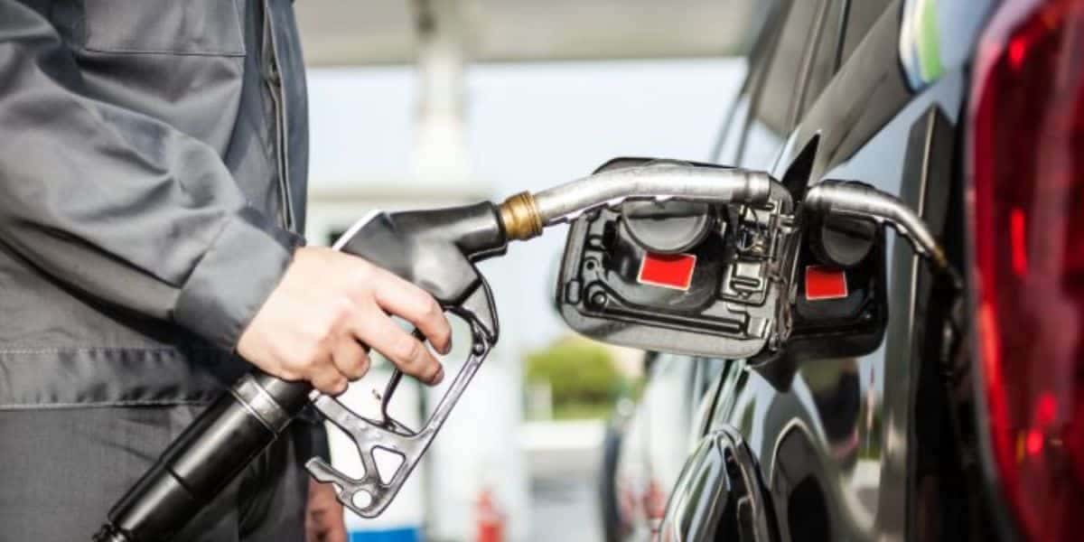 Carro sendo abastecido - Foto: Internet