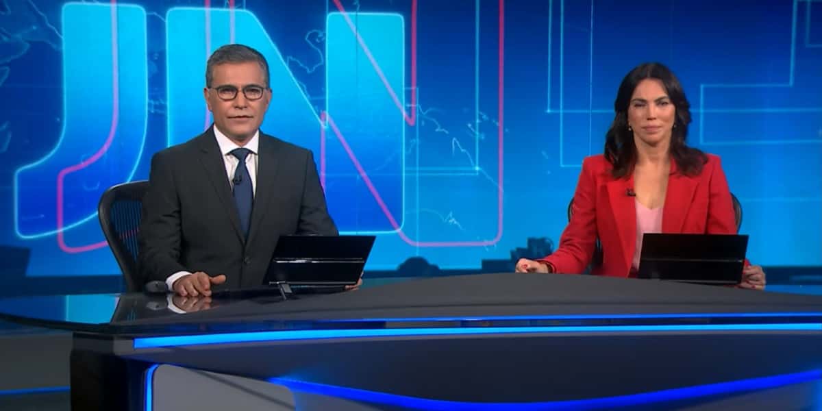 Hélter Duarte e Ana Paula Araújo na bancada do Jornal Nacional - Foto: Globo