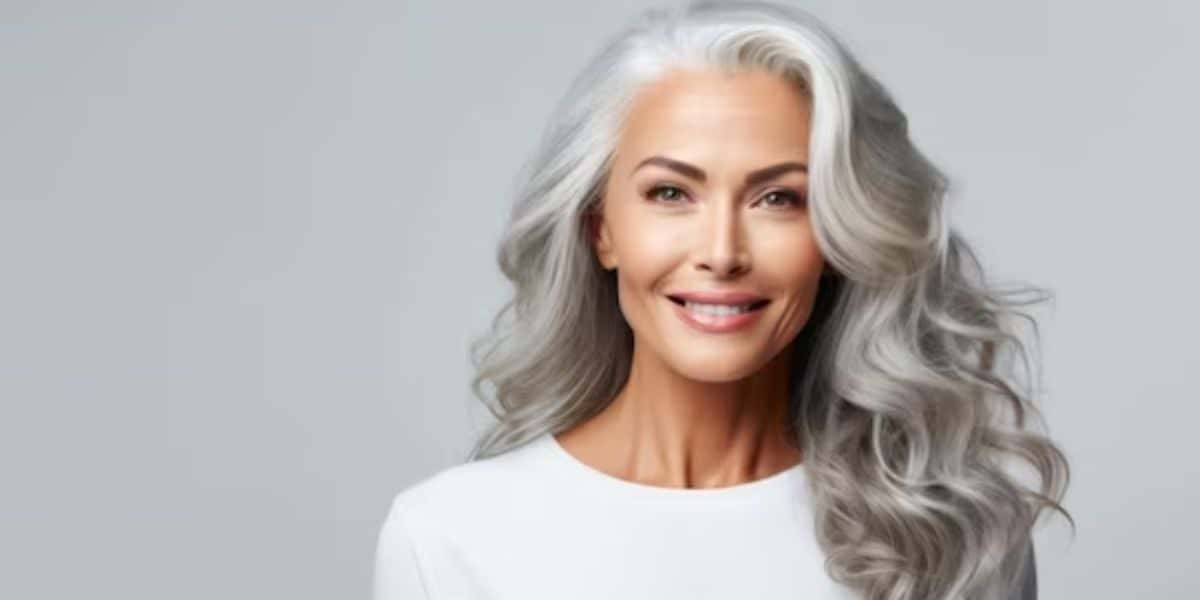 Mulher com cabelo branco (Foto: Reprodução / Freepik)