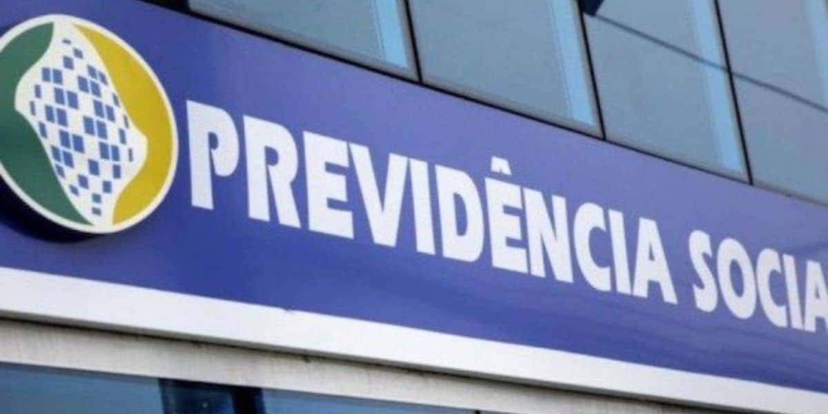 Jornal Nacional fez alerta sobre o INSS (Foto: Reprodução / TV Globo)