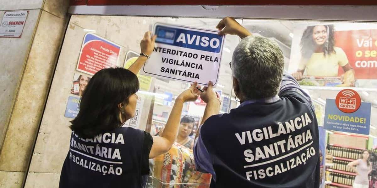 Vigilância Sanitária interdita restaurante (Foto: Reprodução - Barbara Lopes / Agência O Globo)