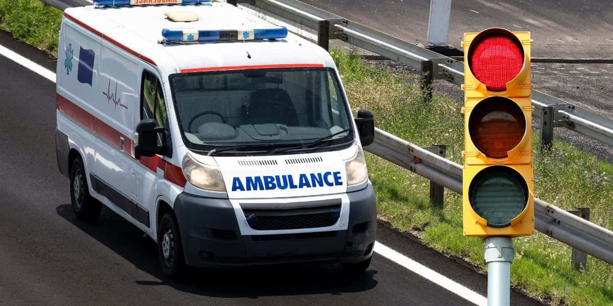 Ambulância e sinal vermelho (Fotos: Reproduções / Canva)