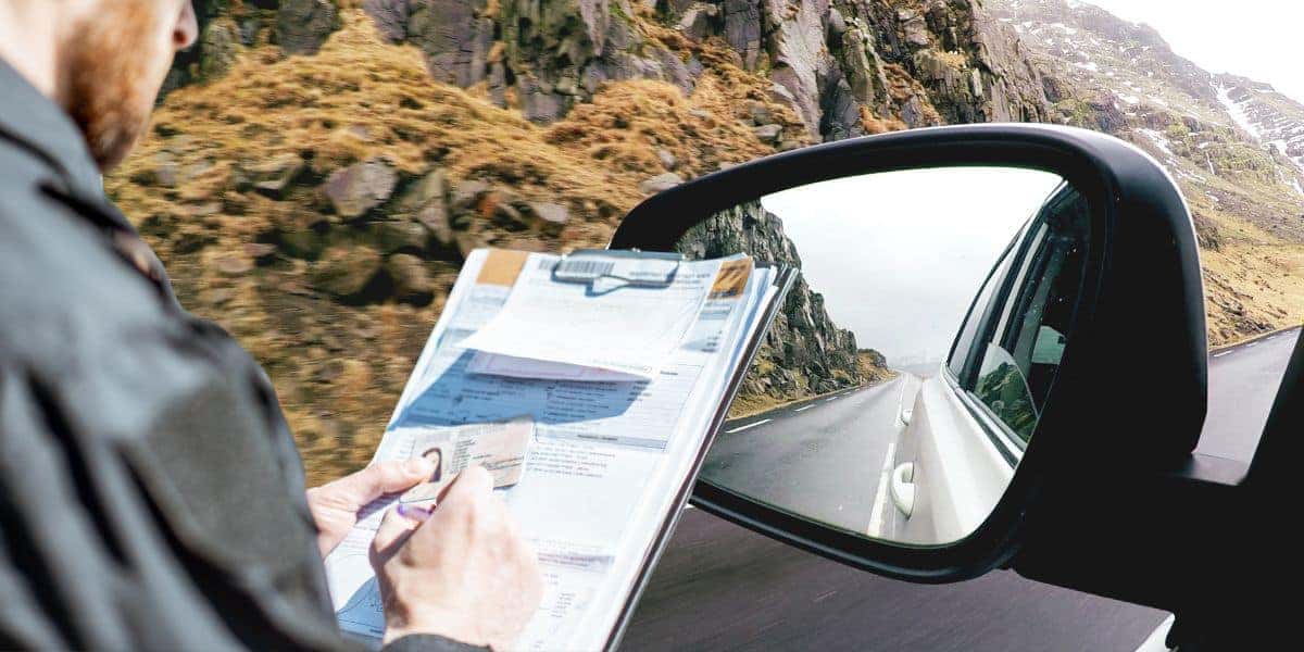 Ilustração de multa e retrovisor (Fotos: Reproduções / Canva)
