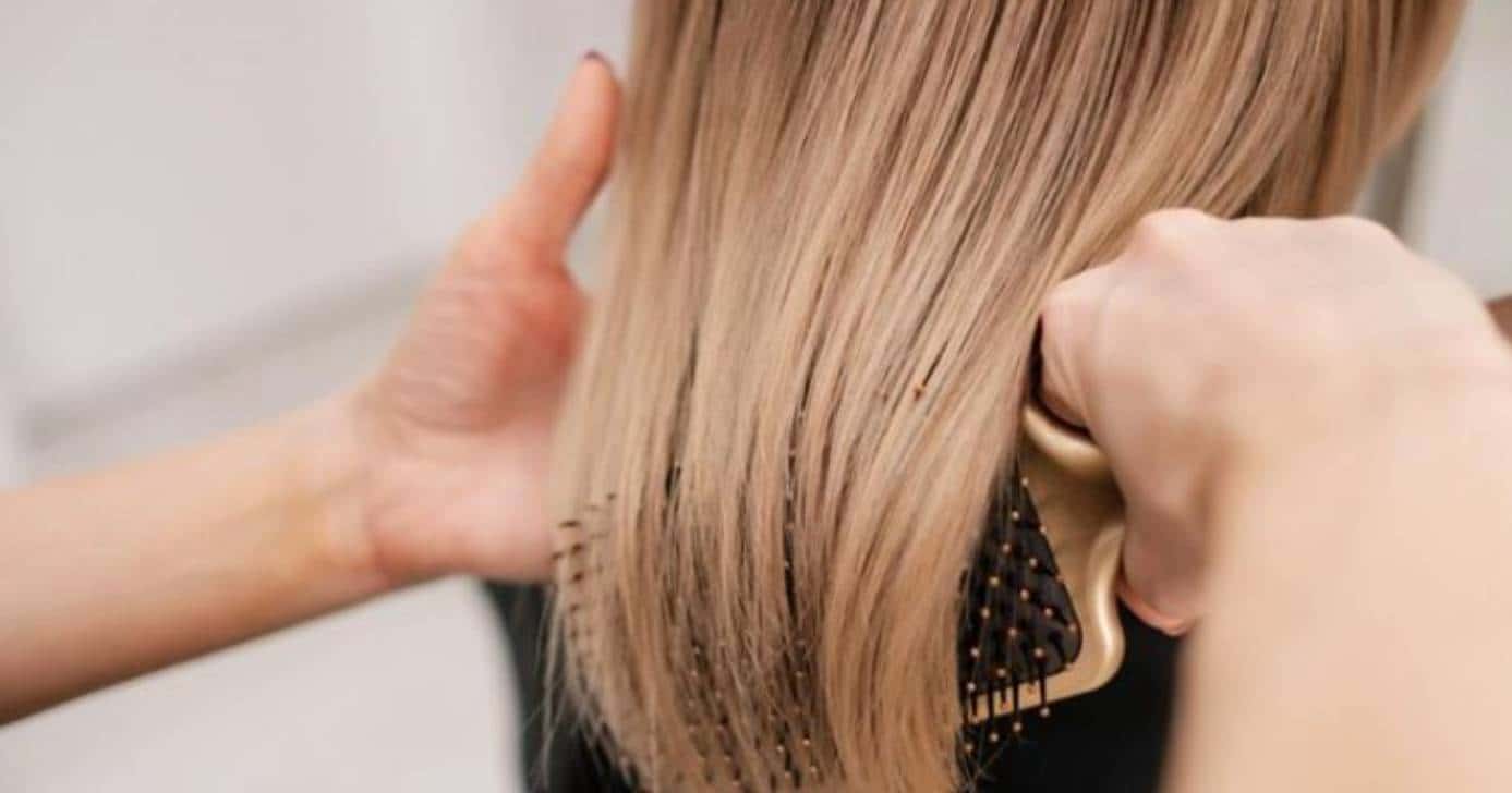Cabelo sendo penteado (Foto: Reprodução/Freepik)