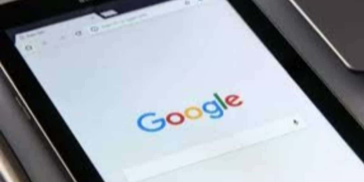 Imagem de um celular com o Google. (Foto: Reprodução / Internet)