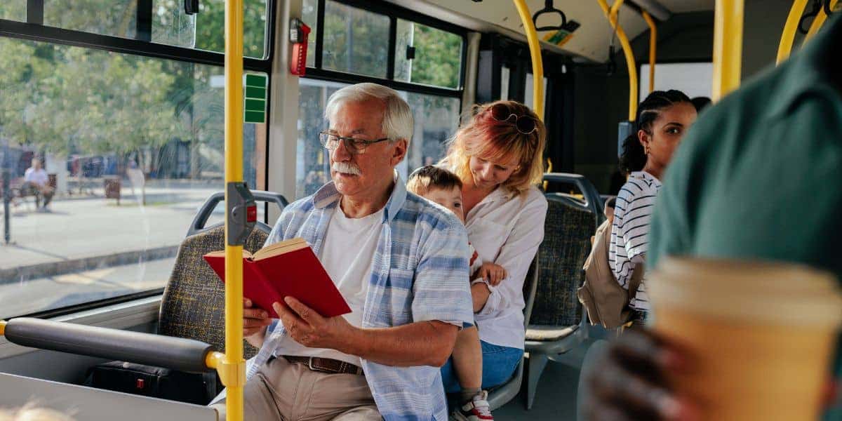 Idoso em ônibus (Foto: Canva)