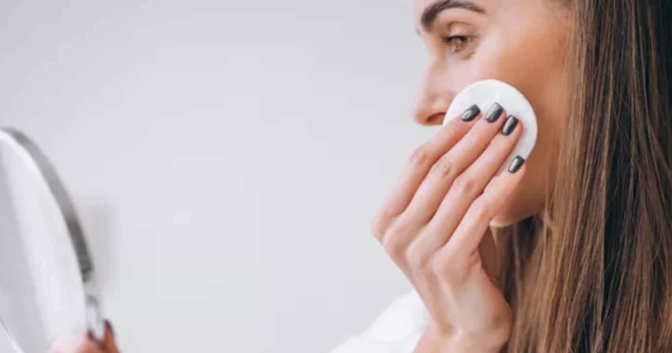 Demaquilante caseiro com 3 ingredientes faz limpeza profunda - (Foto: Internet)