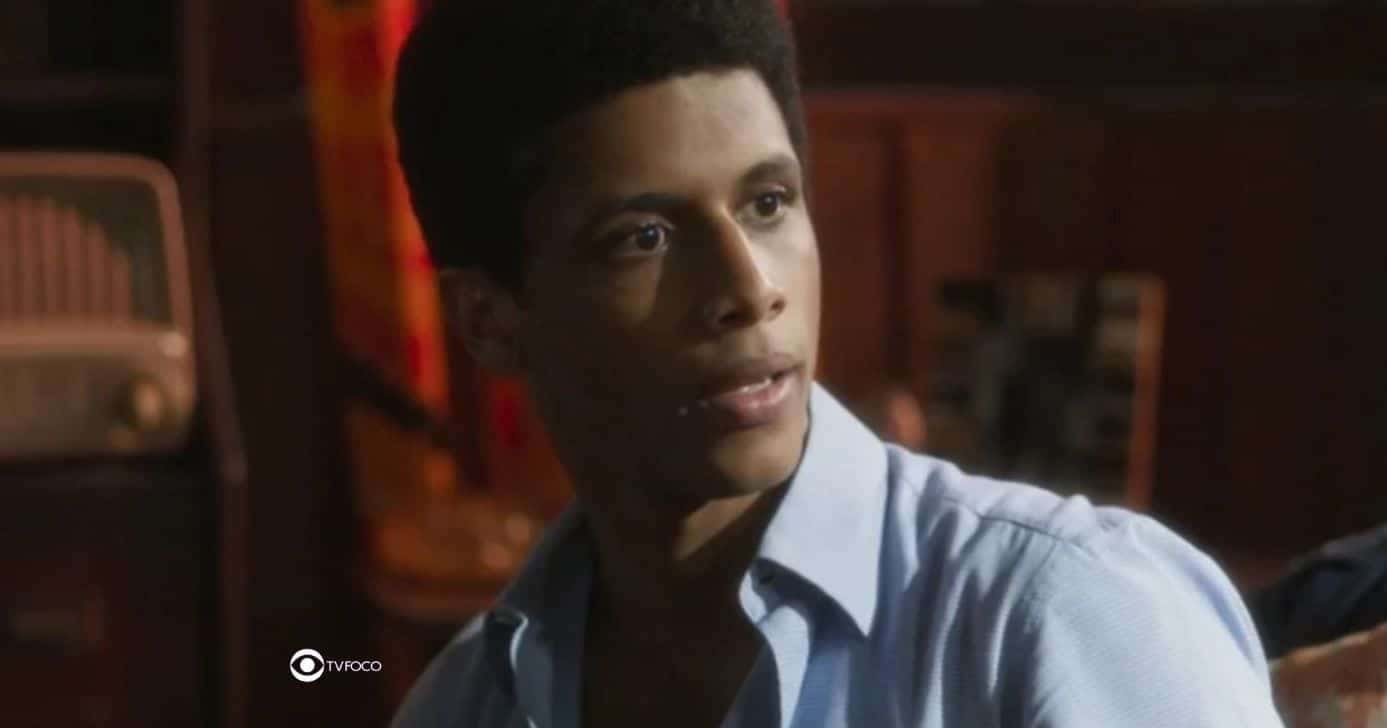 Carlito (Caio Cabral) em cena de Garota do Momento (Foto: Reprodução / Globo / Montagem TV Foco)