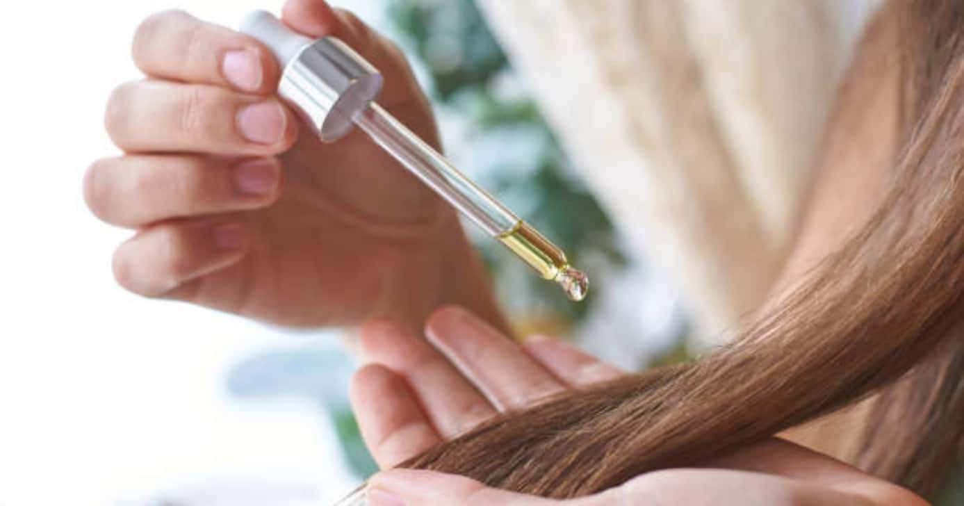 Óleo para hidratadas os fios e acabar com o frizz (Foto: Reprodução/iStock)