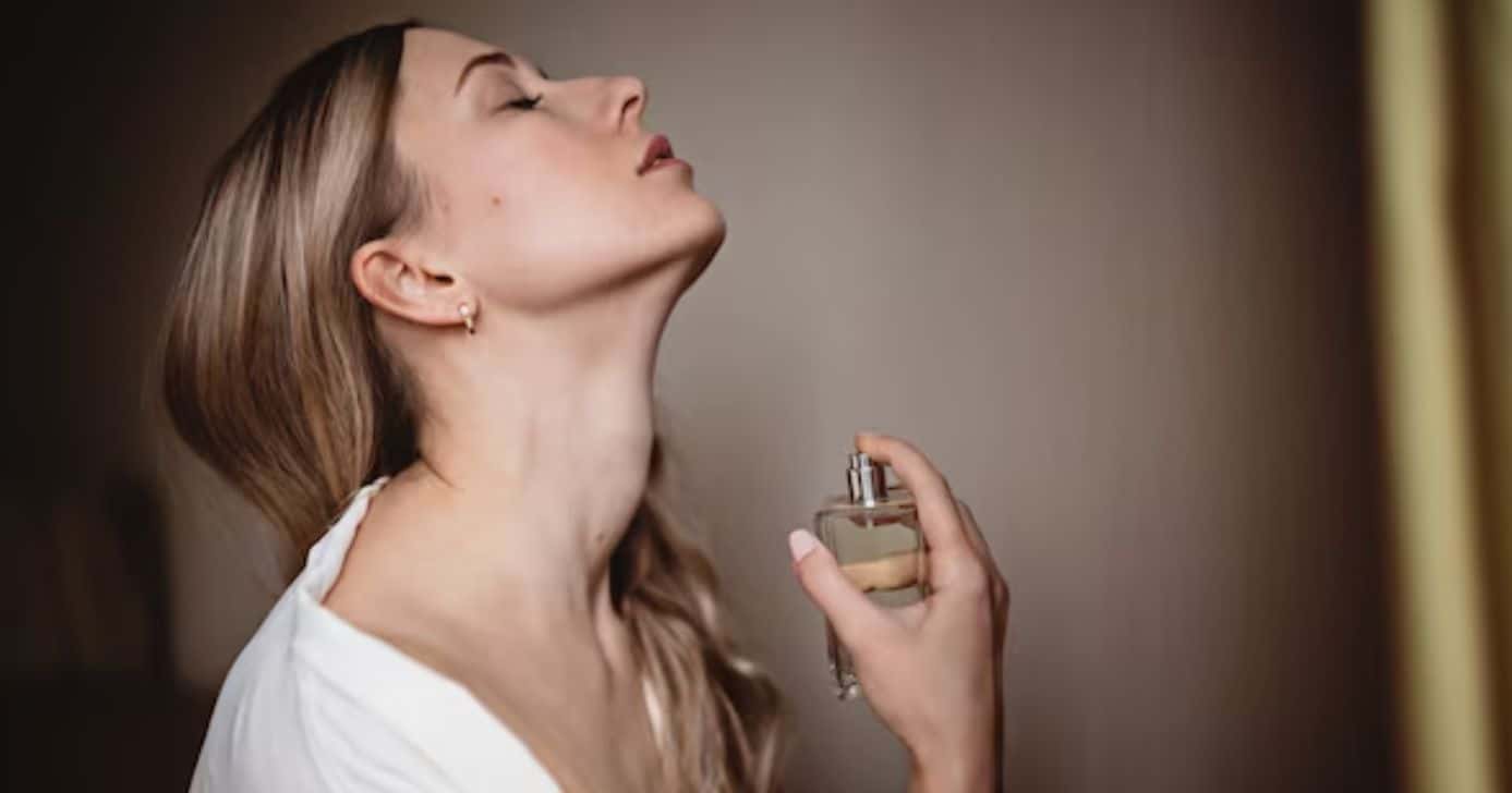 Mulher passando perfume (Foto: Freepik)