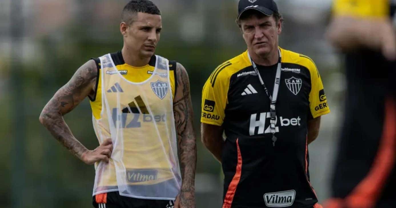 Guilherme Arana e Cuca, durante treino do Atlético-MG (Foto: Pedro Souza/Atlético-MG)