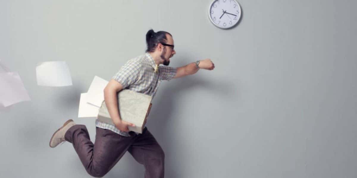 Atrasar no trabalho pode gerar punições aos CLTs (Reprodução: Internet)