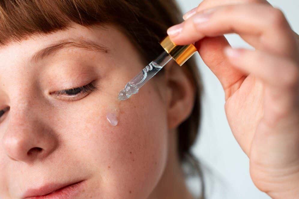 Mulher fazendo skincare - (Foto: Reprodução/ Internet)