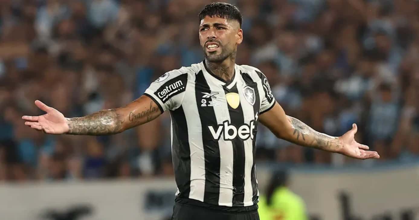 Alexander Barboza, zagueiro do Botafogo (Foto: ALEJANDRO PAGNI/ AFP)