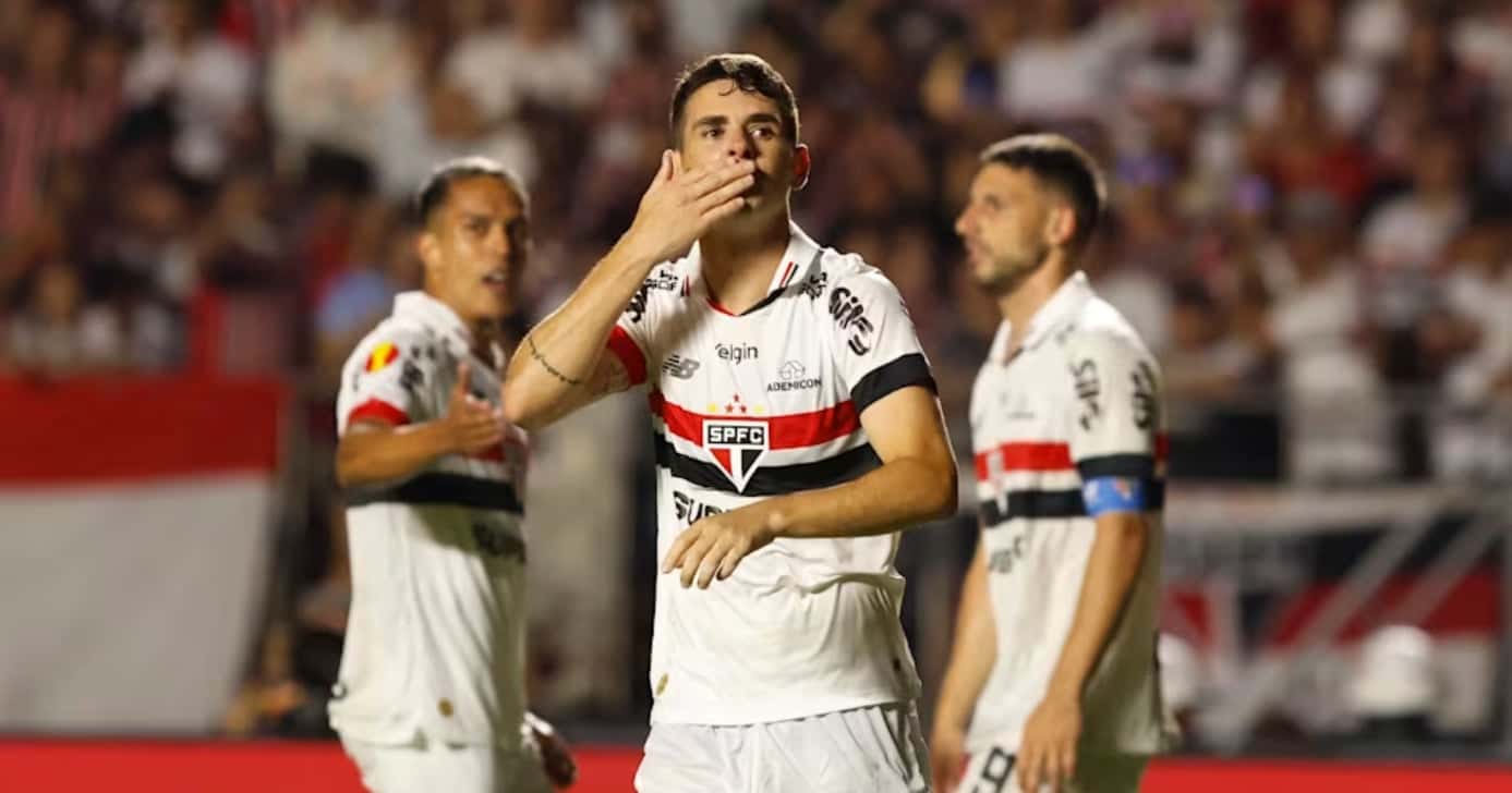 Oscar pelo São Paulo (Foto: Rubens Chiri)
