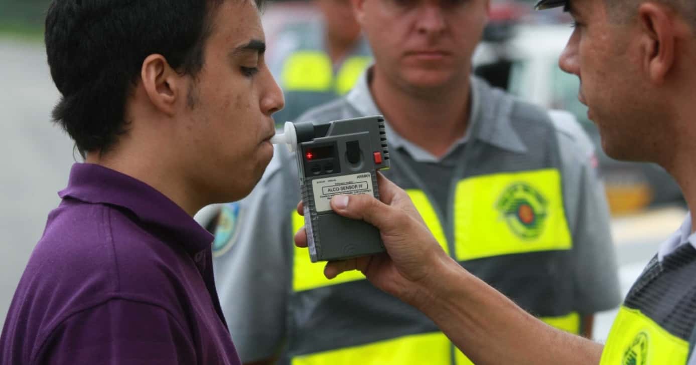 Recusar teste do bafômetro causa suspensão da CNH - (Foto: Internet)