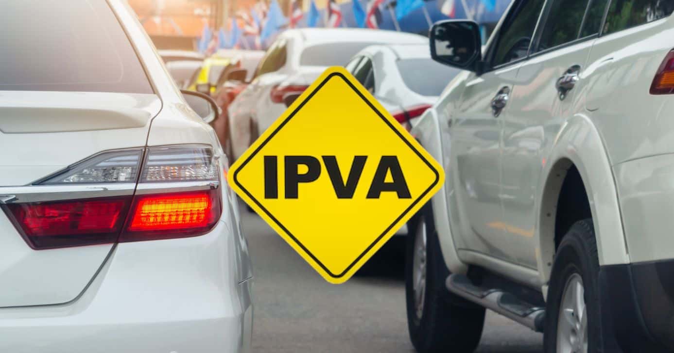 Carros e placa de IPVA (Fotos: Canva / Freepik)