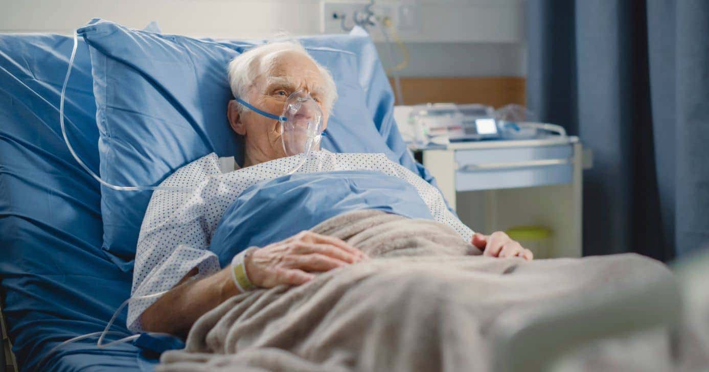 Idoso em cama de hospital (Foto: Canva)
