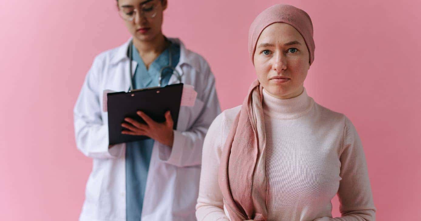 Ilustração médica e mulher com câncer (Foto: Canva)