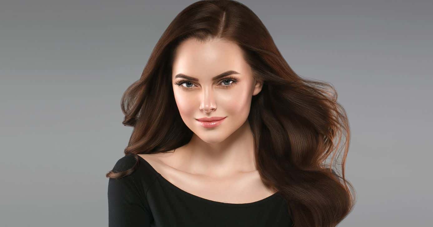 Mulher com o cabelo hidratado (Foto: Canva)