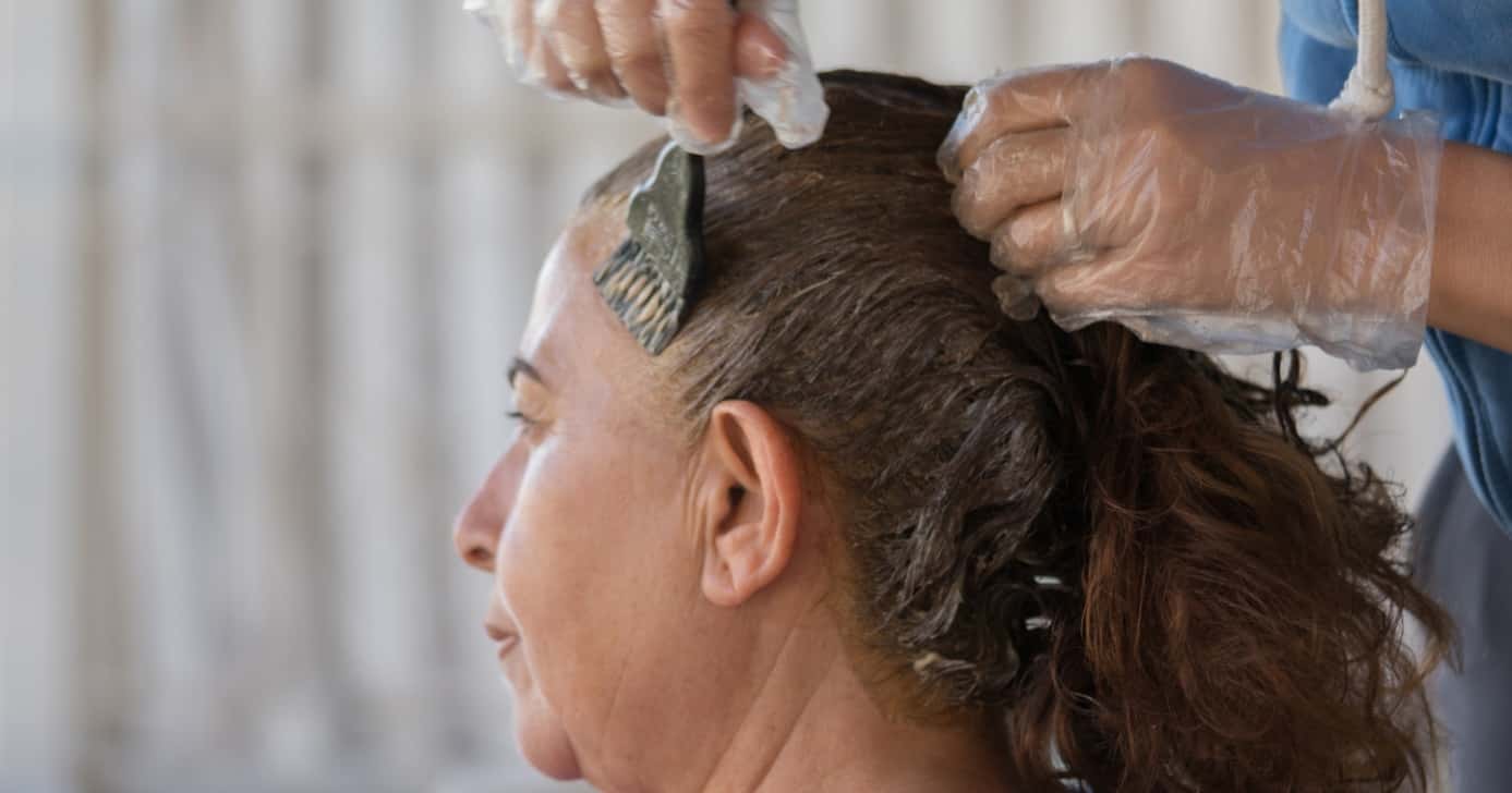 Receita com limão e +4 ingredientes traz FIM do cabelo branco - (Montagem / TV FOCO)