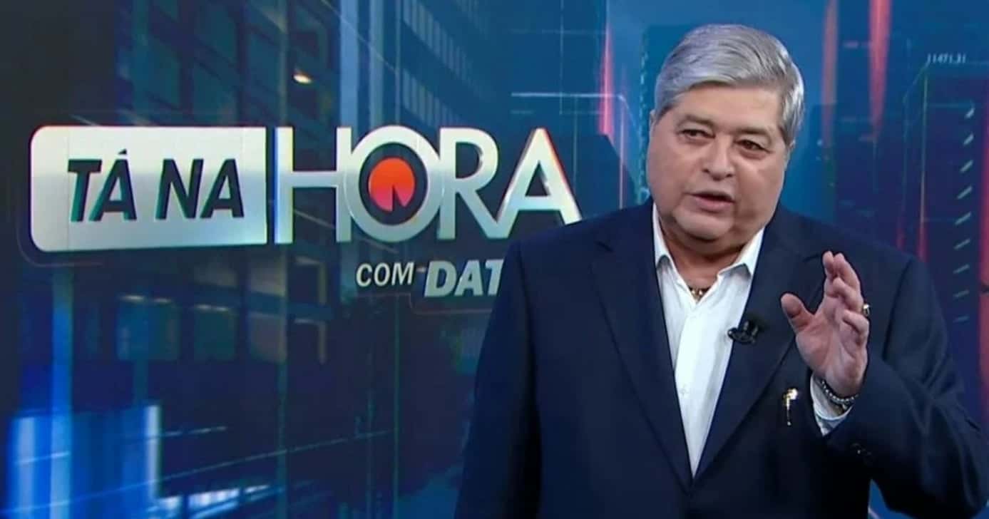 Datena ganha prêmio de consolação e dá recado amargo no SBT (Foto: Reprodução/SBT)