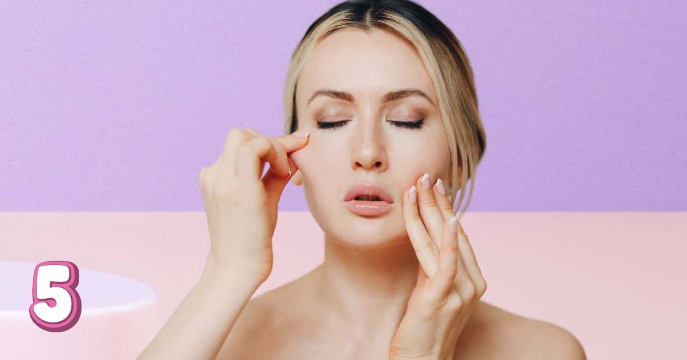 Mulher fazendo exercício facial para acabar com as rugas (Foto: Reprodução / Canva / Montagem TV Foco)